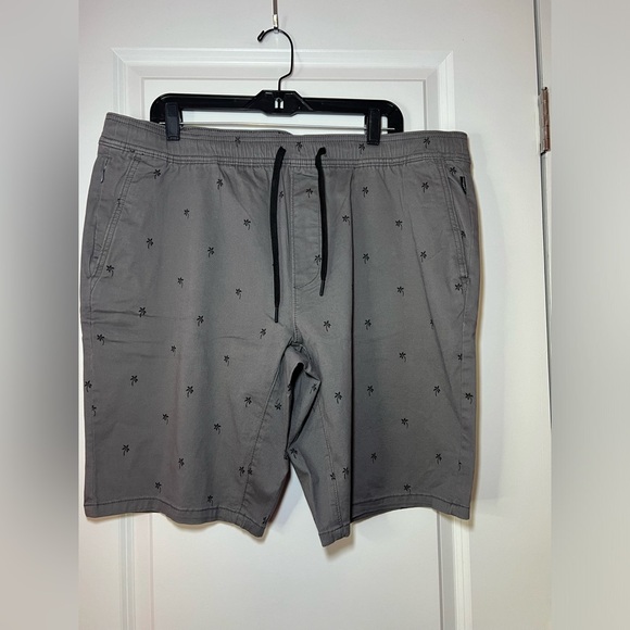 ✅NEW Gray Shorts with Palm Tree Print - Picture 4 of 6